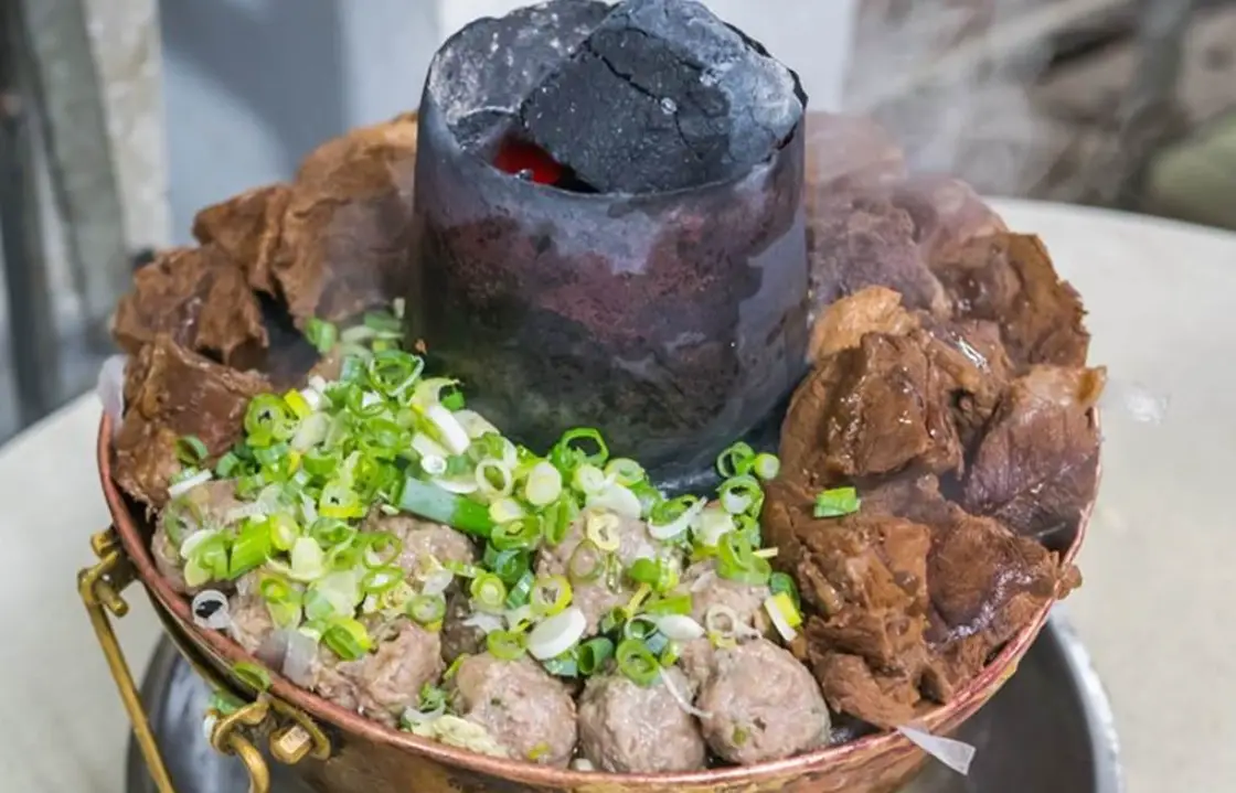 台中最紅炭火牛肉鍋