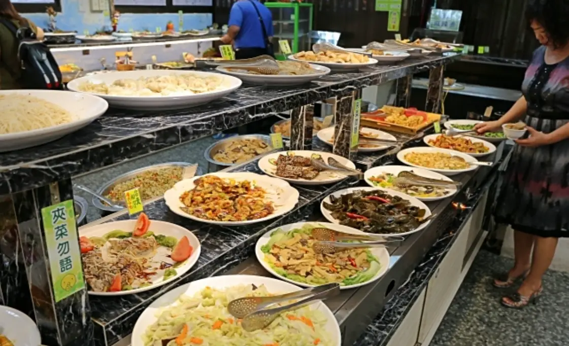 金馬路素食吃到飽攻略：在地人帶路，從平價到高檔一次掌握