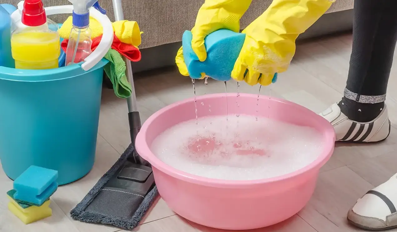 浴室天花板霉斑