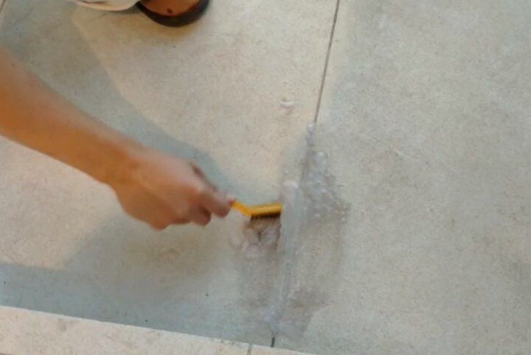 磁磚水垢清除全攻略：天然清潔劑與專業工具實測心得