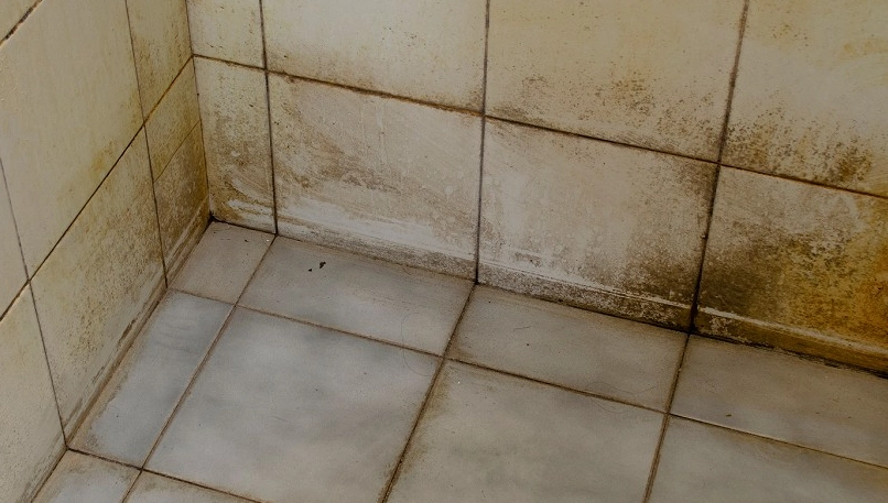 浴室地板水垢清除