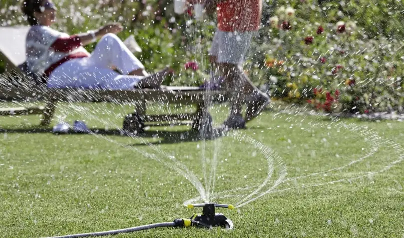 園藝自動灑水器選購指南：解決澆水煩惱，打造智慧庭院