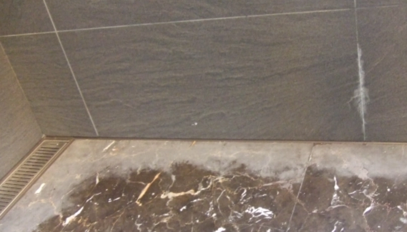 浴室磁磚變白原因