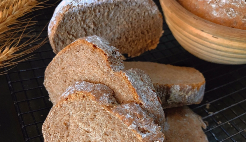 自製全麥麵包食譜：從材料到烘焙的完整步驟與技巧