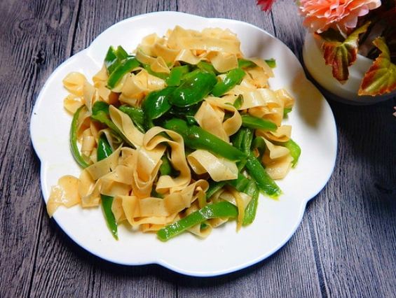 蒜苗炒豆皮做法