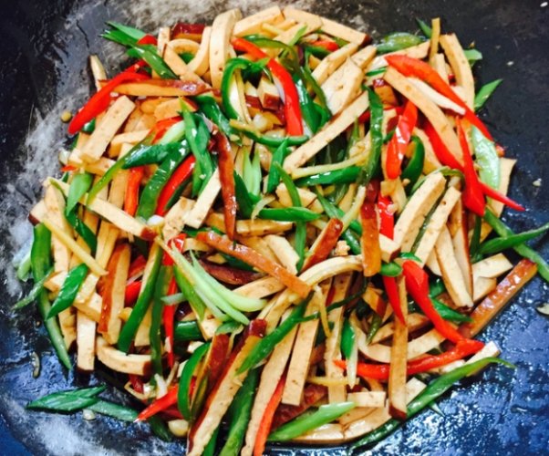 蒜苗炒豆皮做法