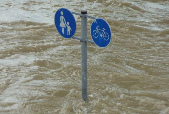 夢見水漲的深度解析：從心理意義到生活應用的完整指南