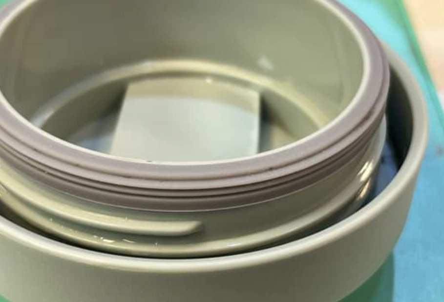 如何清潔發霉塑膠