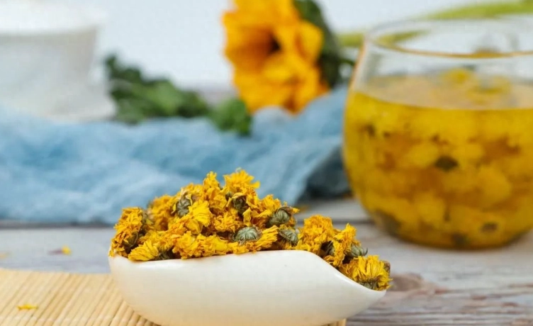 喉嚨痛喝菊花茶 喉嚨痛喝菊花茶