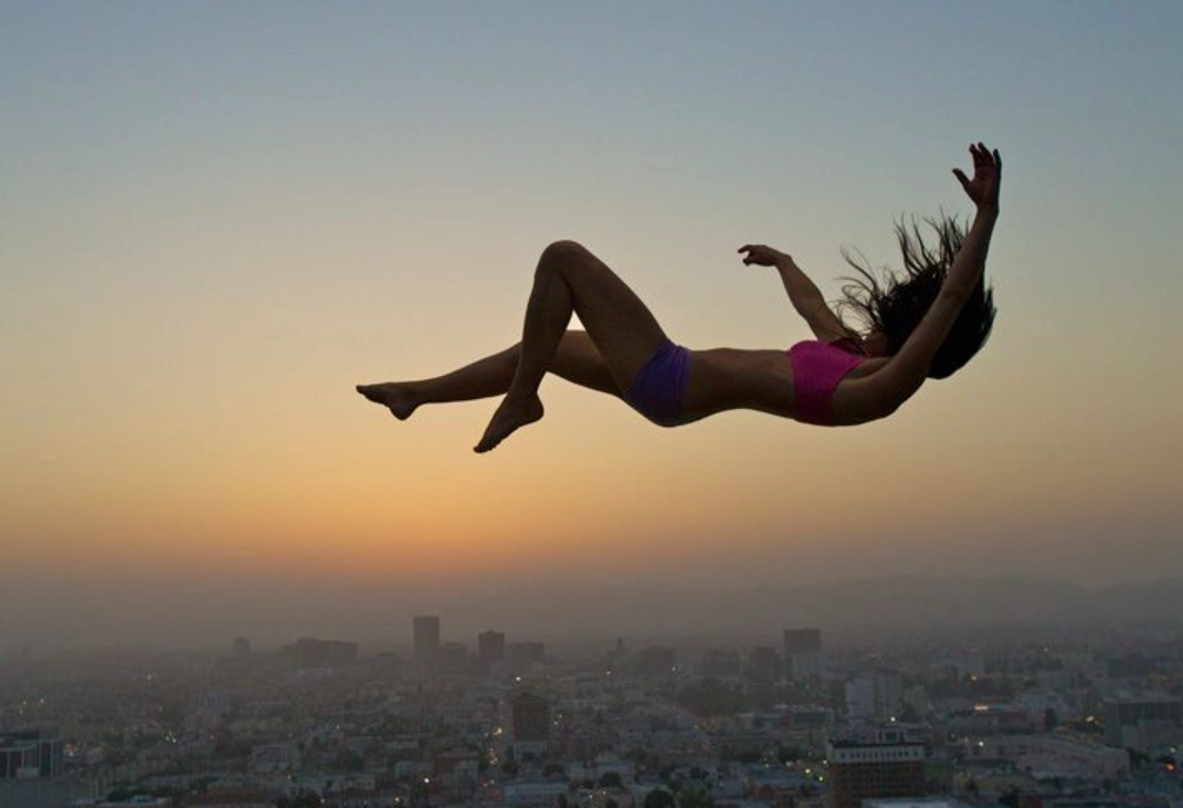 梦见别人从高处落下死亡