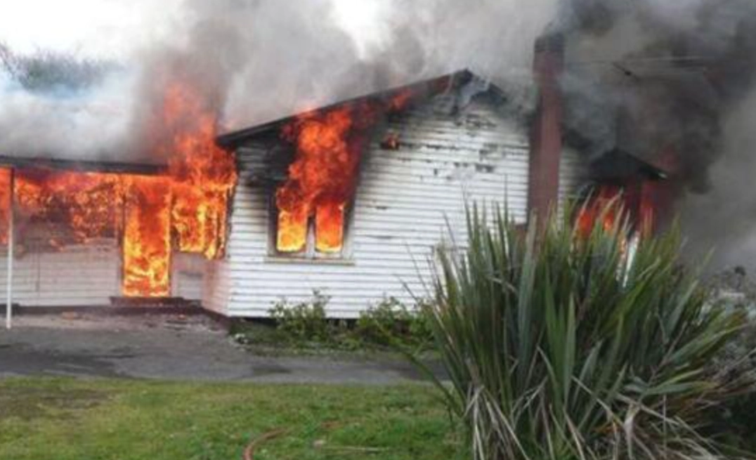 夢見別人房子失火